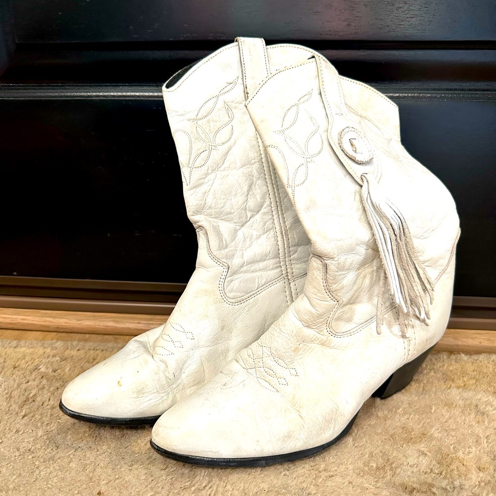 Laredo white tassel cowgirl boots size 6